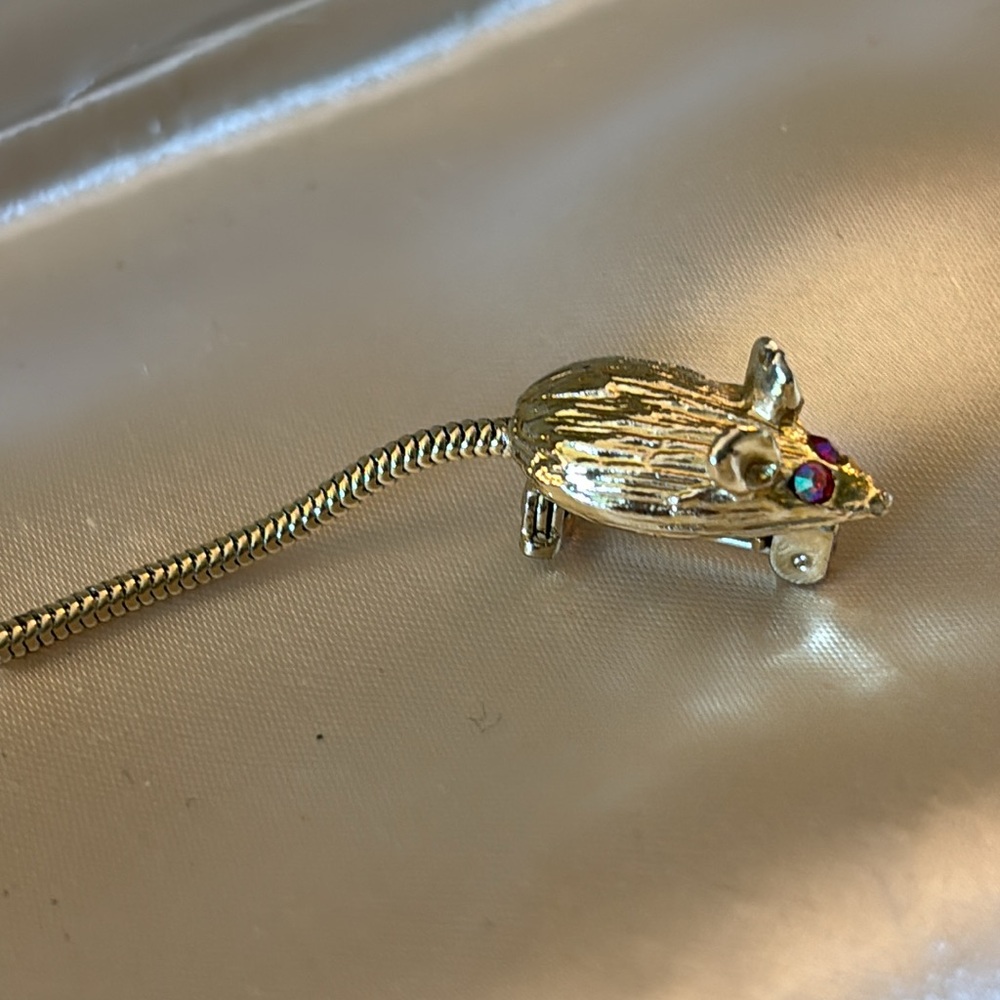 Adorable Vintage gold tone mouse pin!!